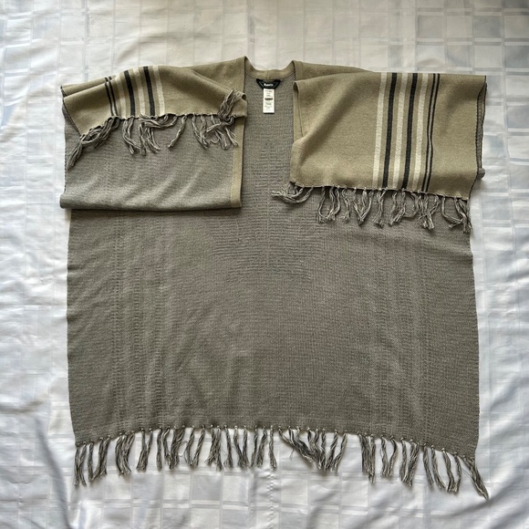 Roots Canada Grey Knit Frill Bottom Drape Poncho with Maple Leaf Detail - Picture 10 of 13
